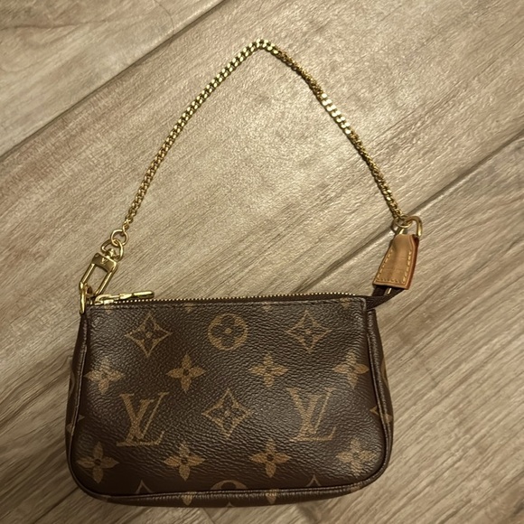 Authentic LOUIS VUITTON Monogram Mini Pochette Accessories. Like New Condition! - Picture 2 of 5